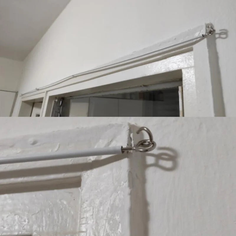 Installation du rideau PVC avec yeux de fixation sur une fenêtre