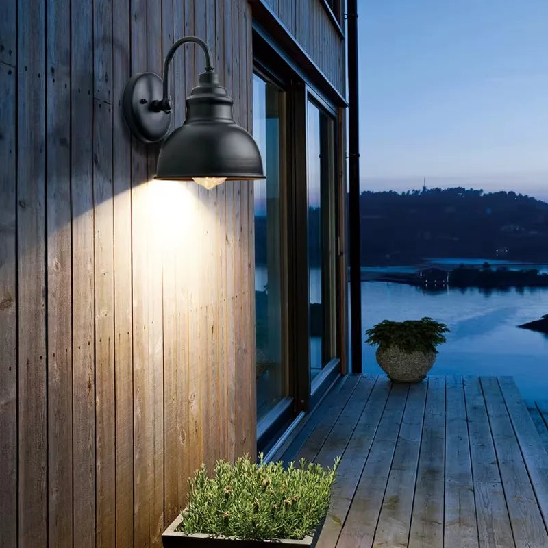 Éclairage doux de l'applique murale en extérieur sur un balcon