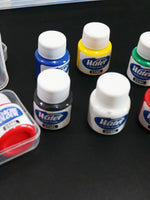 peintures acryliques bleu jaune vert rouge noir blanc étiquettes rondes clips contenants transparents