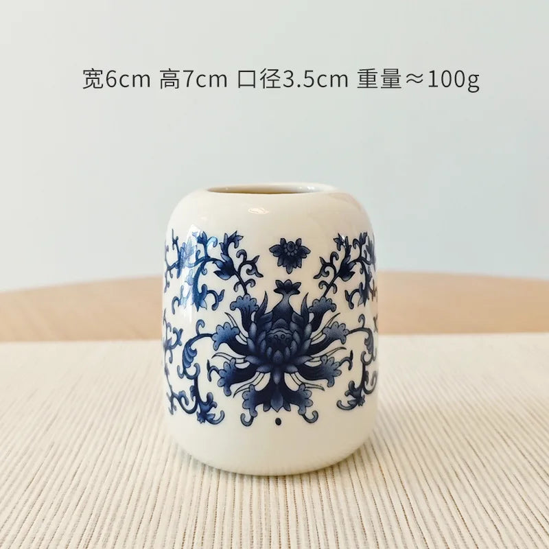 vase céramique blanc bleu fleurs stylisées artisanal traditionnel décoration intérieure pot fleurs