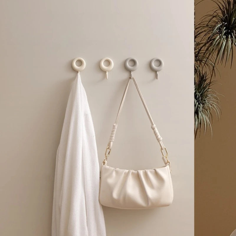 crochets muraux adhésifs blancs modernes lisses opaques organisation serviettes sacs cuisine minimaliste