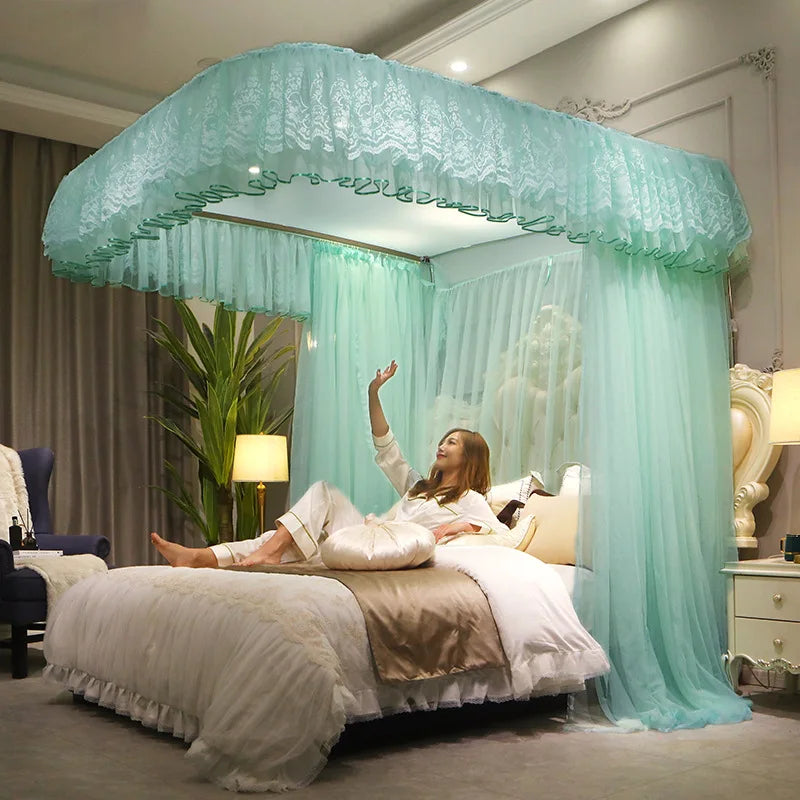 Une femme décontractée est étendue sur un lit luxueux avec un baldaquin en tulle bleu-vert dans une chambre élégante.
