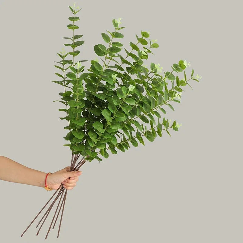bouquet artificiel feuilles vertes fleurs blanches naturel minimaliste decoration exterieure arrangement floral exposition maison