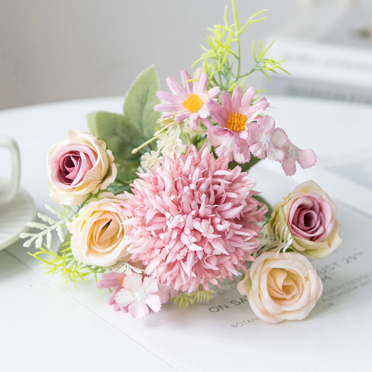 bouquets fleurs artificielles rose blanche bleue intérieur décoration maison panier tressé vases transparents