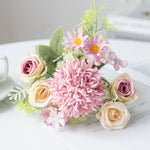 bouquets fleurs artificielles rose blanche bleue intérieur décoration maison panier tressé vases transparents