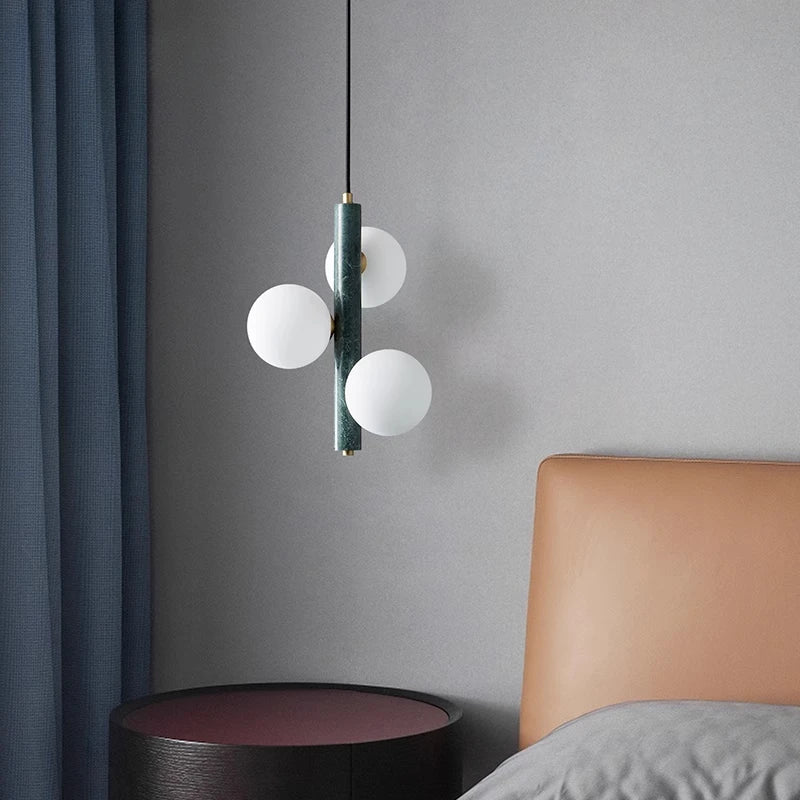 Suspension luminaire 3 lampes au-dessus d'une table à manger
