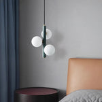 Suspension luminaire 3 lampes au-dessus d'une table à manger