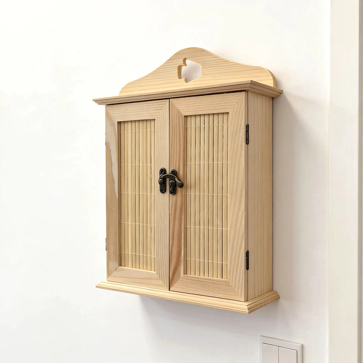 porte clés armoire murale rustique bois lattes verticales crochets clés accrochées champêtreintérieur rangement bijoux