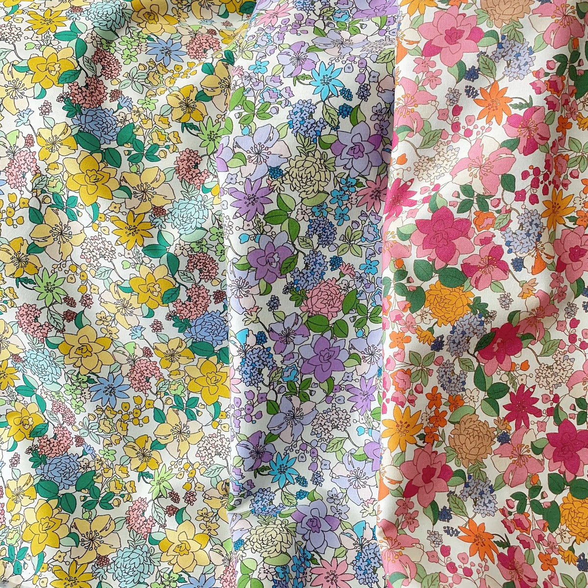 tissu imprimé floral multicolore coton biodegradable popeline 145cm large fleurs feuilles traditionnel decoration bricolage
