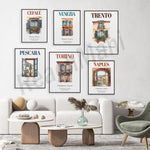 L'image présente une collection d'affiches représentant différentes villes d'Italie, comme Cefalù, Venise, Trento, Pescara, Turin et Naples. Ces affiches aux couleurs vives et aux illustrations détaillées évoquent le charme et la beauté de ces destinations italiennes, créant une ambiance élégante dans cet espace de vie moderne.