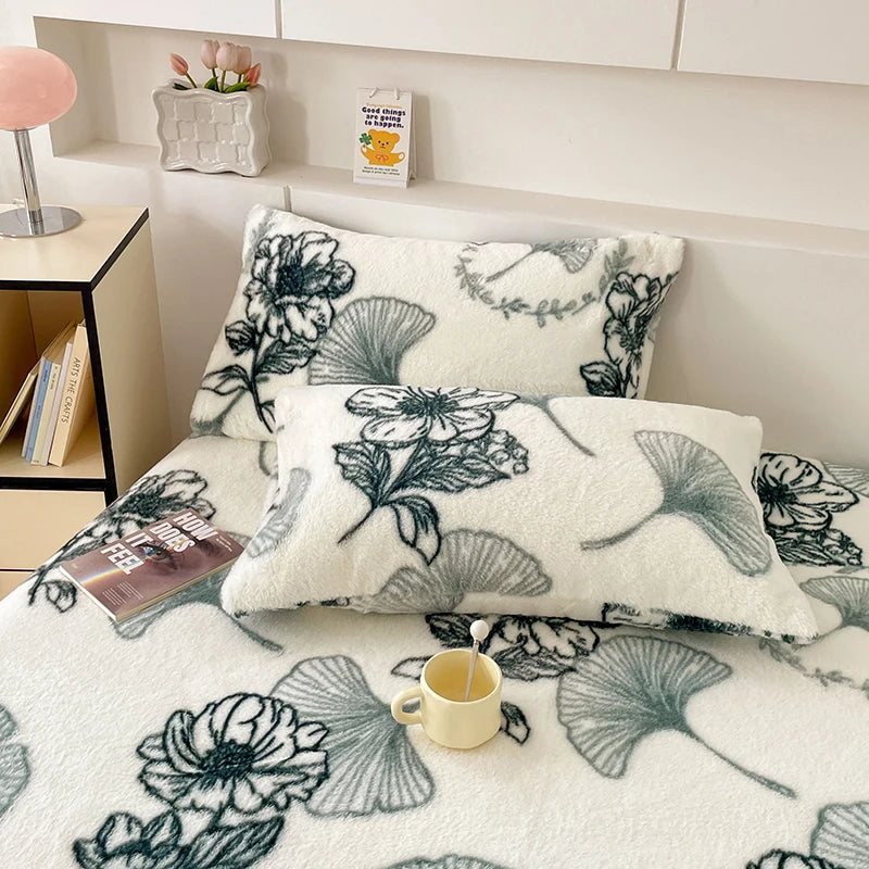 Un espace de détente paisible avec des coussins moelleux et des fleurs stylisées, invitant à la relaxation et à la contemplation.