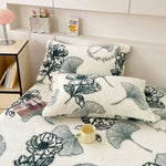 Un espace de détente paisible avec des coussins moelleux et des fleurs stylisées, invitant à la relaxation et à la contemplation.