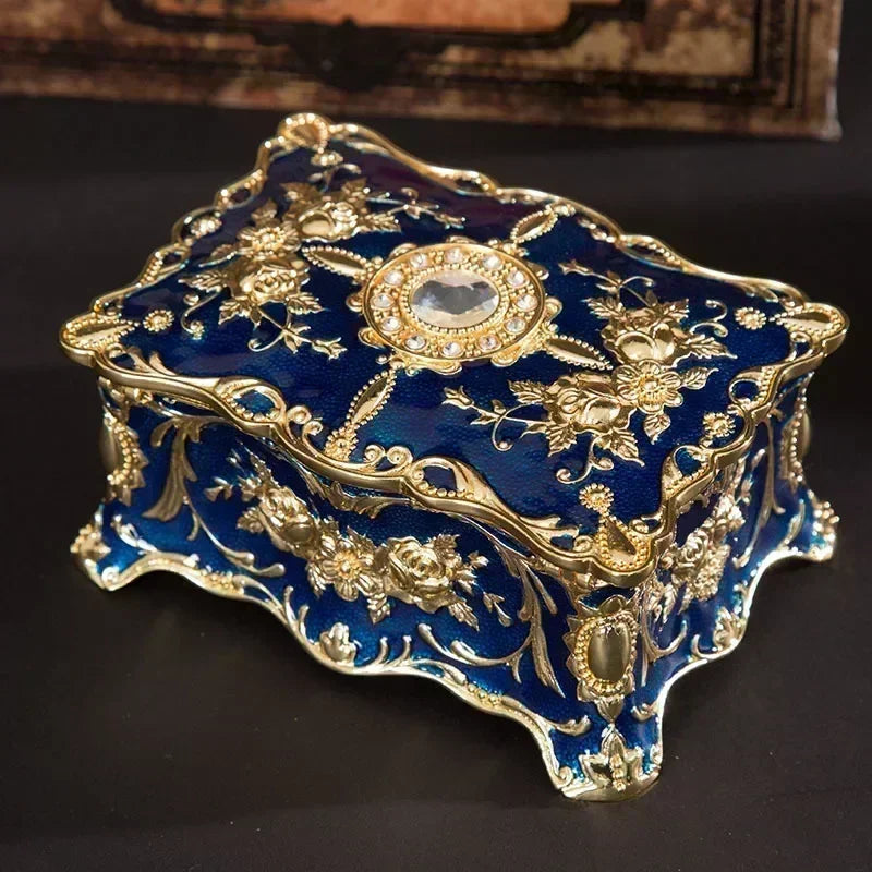 Boîte à bijoux luxe dans une décoration intérieure élégante sur coiffeuse