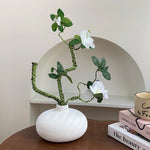 vase céramique blanc moderne minimaliste fleurs artificielles livres décoration intérieure zen