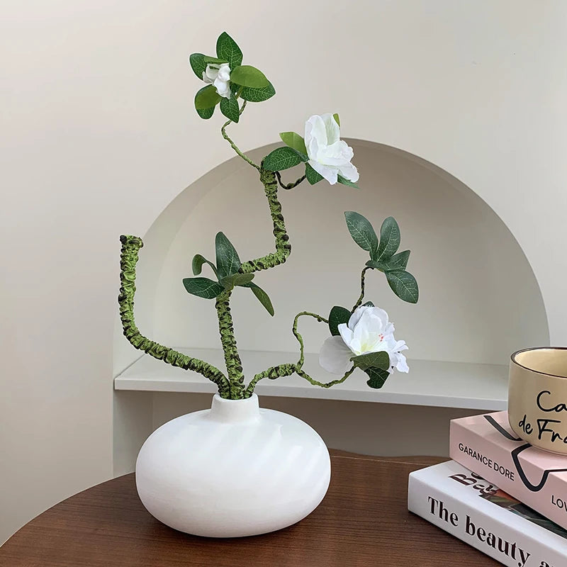 vase céramique blanc moderne minimaliste fleurs artificielles livres décoration intérieure zen