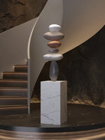 décoration intérieure sculpture pierre équilibrée socle marbre nuance beige contemporain minimaliste salon chambre