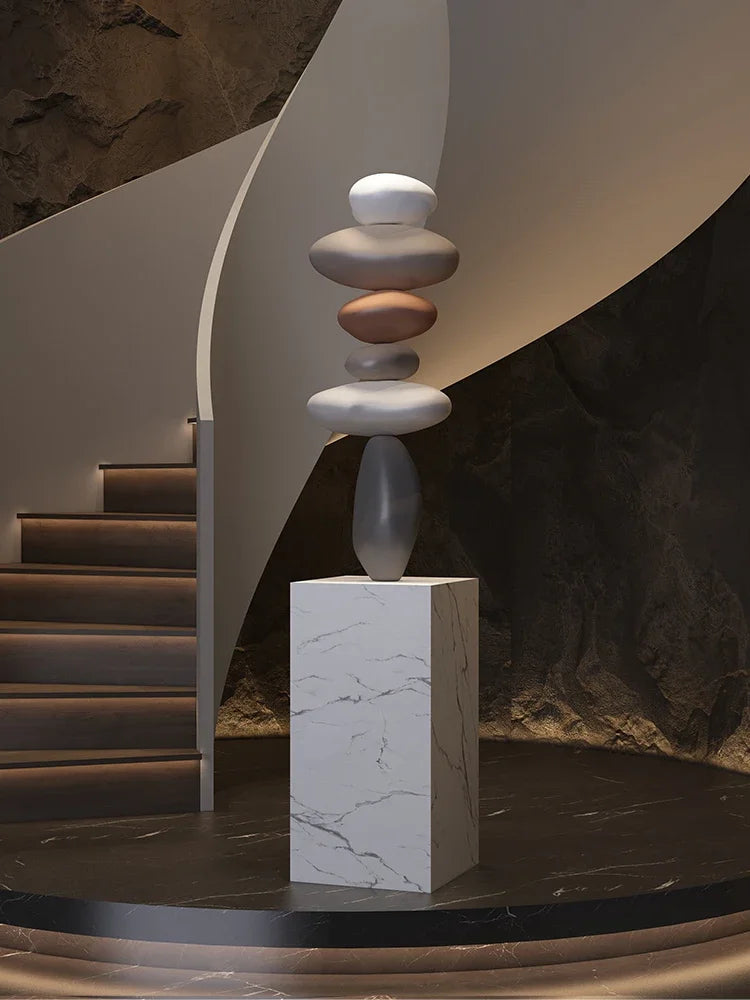 décoration intérieure sculpture pierre équilibrée socle marbre nuance beige contemporain minimaliste salon chambre