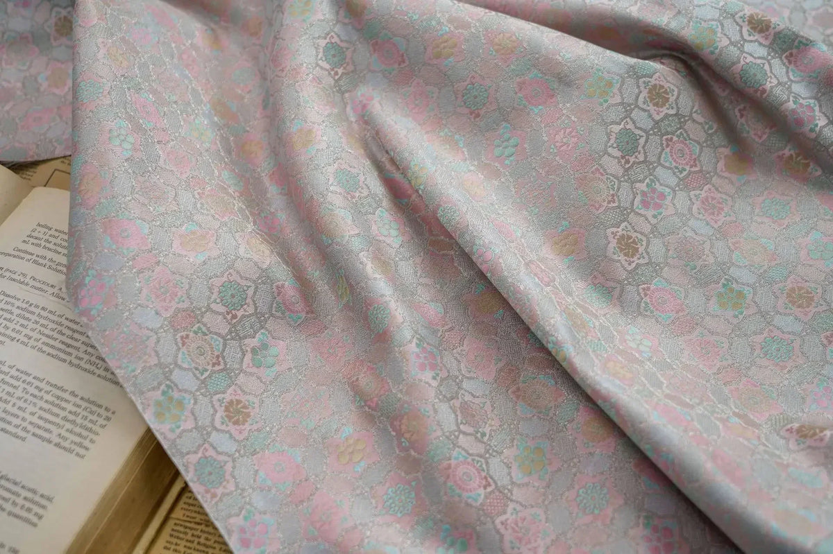 tissu brocart polyester gris rose vert d'eau beige motifs floraux geometriques resistant decoratif