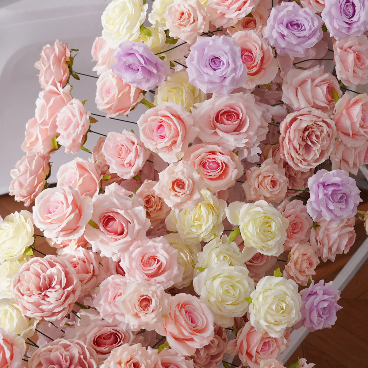 décoration événement mariage romantique fleurs roses artificielles feuilles sombres cascade fixée structure métallique