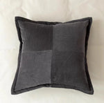 Coussin décoratif gris avec motif de rayures côtelées, élégant et moderne pour une décoration d'intérieur chic.
