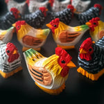 figurines poulets bois peints artisanales décoration maison ornements couleur rouge verte Jaune