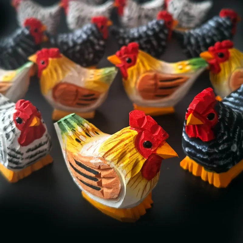 figurines poulets bois peints artisanales décoration maison ornements couleur rouge verte Jaune
