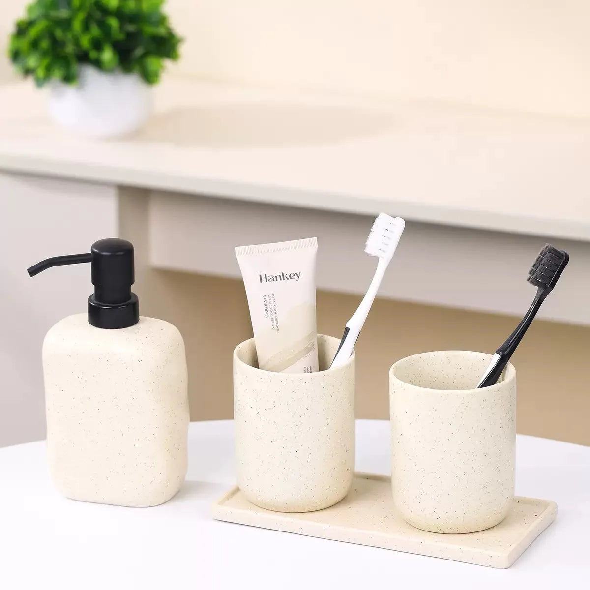 distributeur savon liquide céramique beige texture granulée minimaliste accessoire salle bains après shampooing lotion