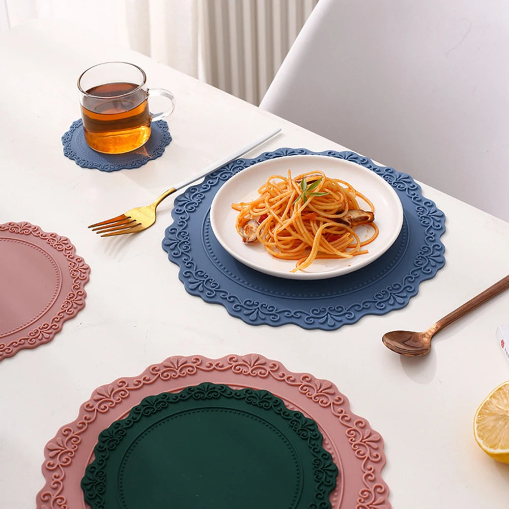 tapis table silicone gris rose bleu marine vert foncé bordure dentelée classique assiettes fourchettes