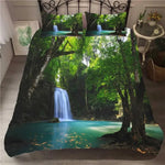 Housse de couette bleue avec impression cascade dans une chambre décorée nature