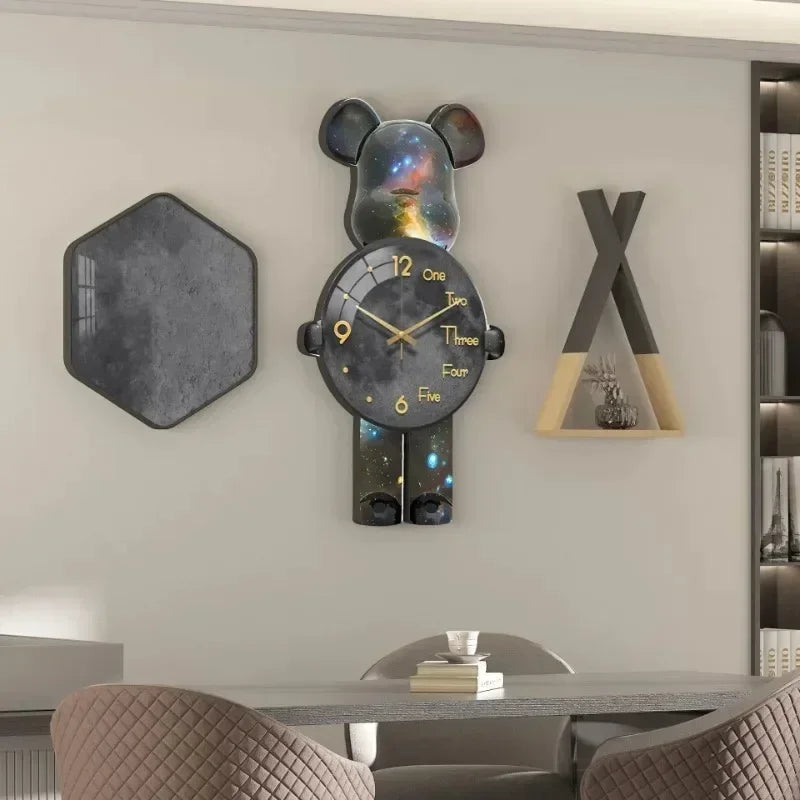 Détail du motif ours stylisé sur horloge murale verte