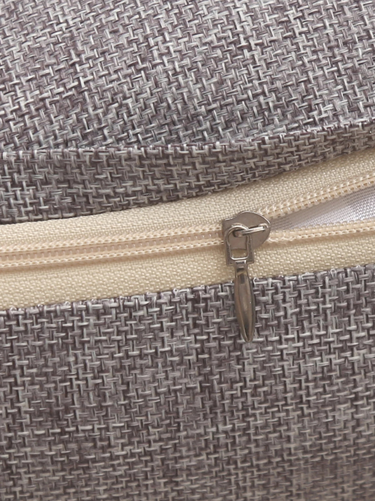 Coussin gris foncé moderne sur canapé contemporain