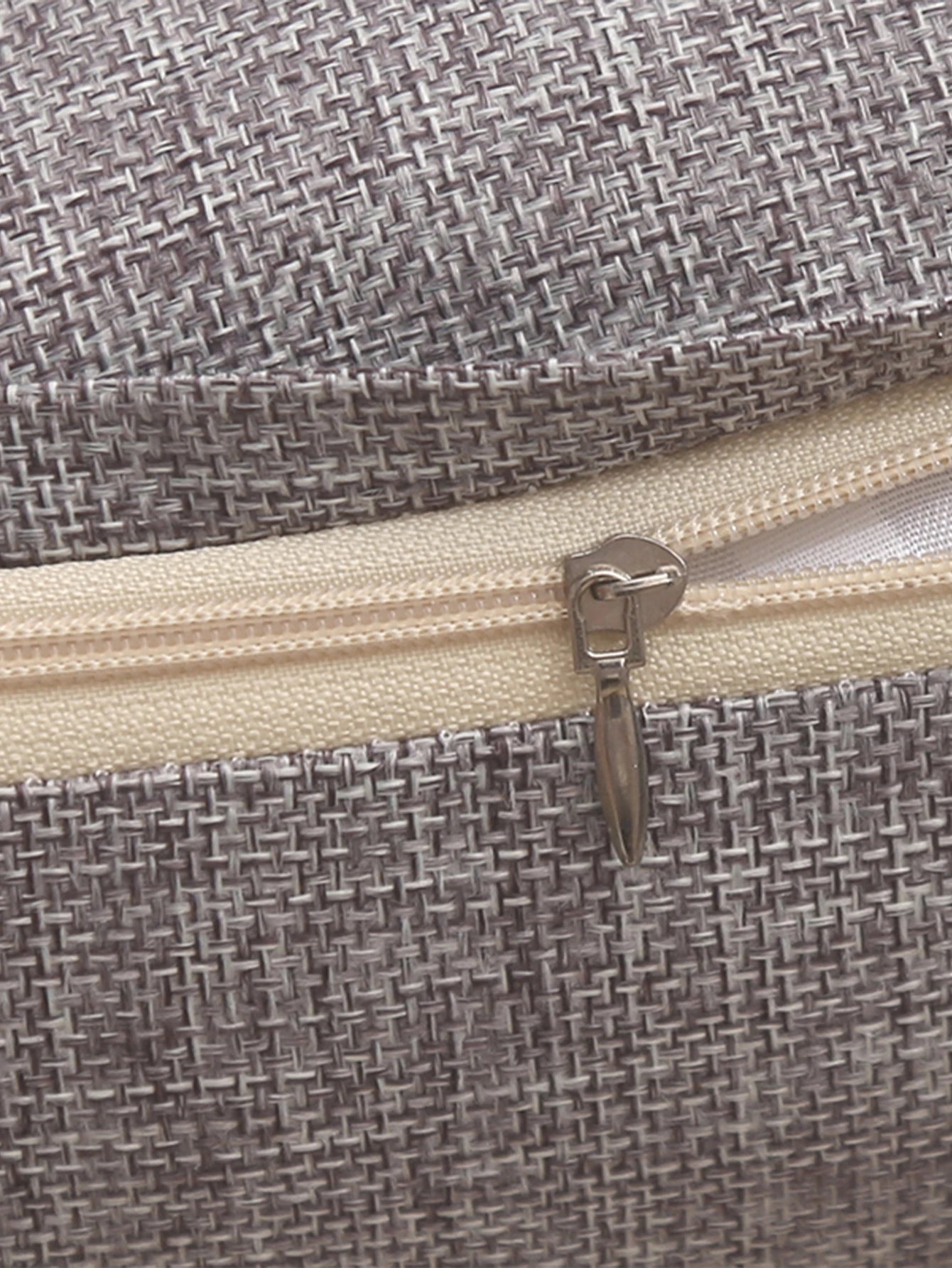 Coussin gris foncé moderne sur canapé contemporain