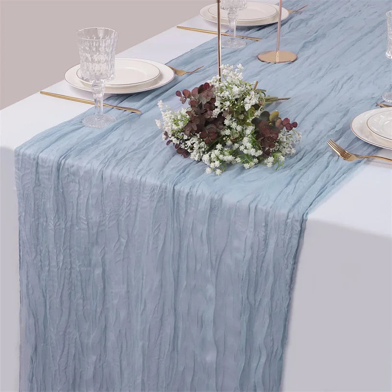 chemin table vert olive rayures horizontales classique assiettes blanches fourchettes dorées gobelets décoratifs bougies