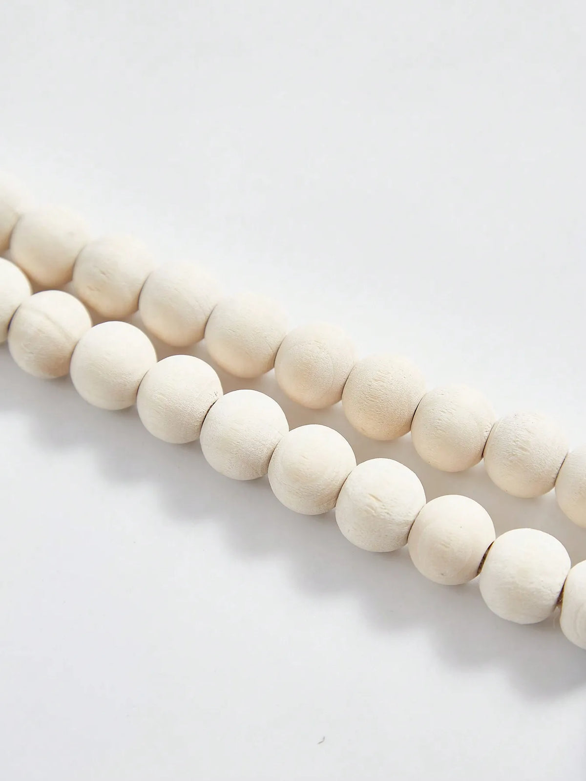 rideau boho chic arc ciel blanc pompons fenêtre maison hospitalité