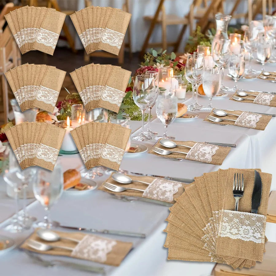 serviettes table marron clair dentelle blanche rustique vintage fourchettes cuillères couteaux assiettes blancs