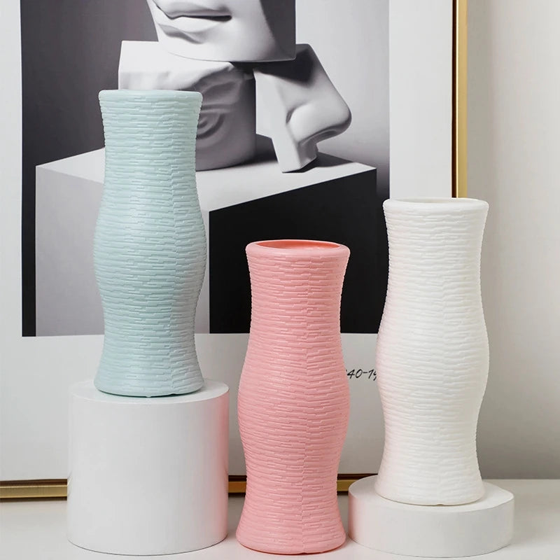 vases modernes blanc rose bleu rayures diagonales opaques fleurs artificielles salon maison