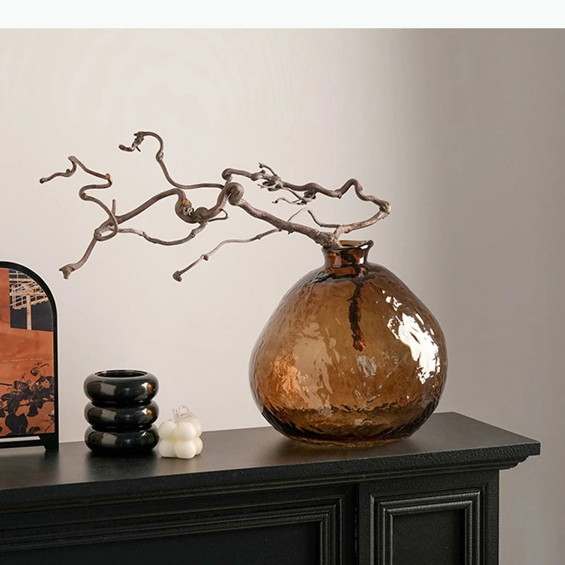 vase transparent brun clair forme arrondie branches fleurs décoration table moderne transparent texture bosselée