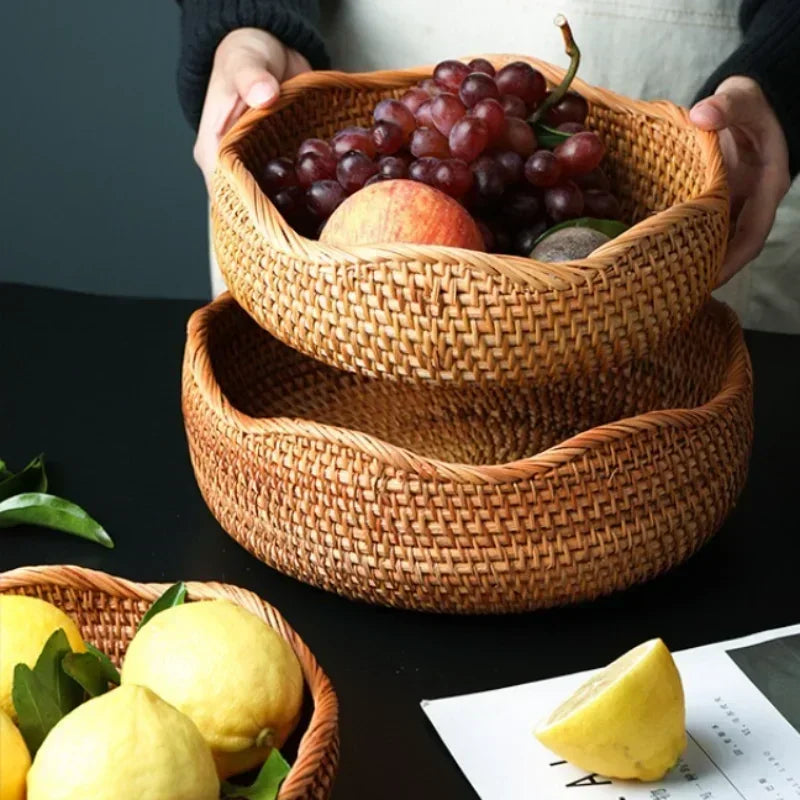 panier rotin marron clair tissage fin moderne rangement cuisine fruits assiettes thé livres