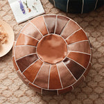 Pouf marocain en simili cuir PU utilisé comme repose-pieds dans un espace détente