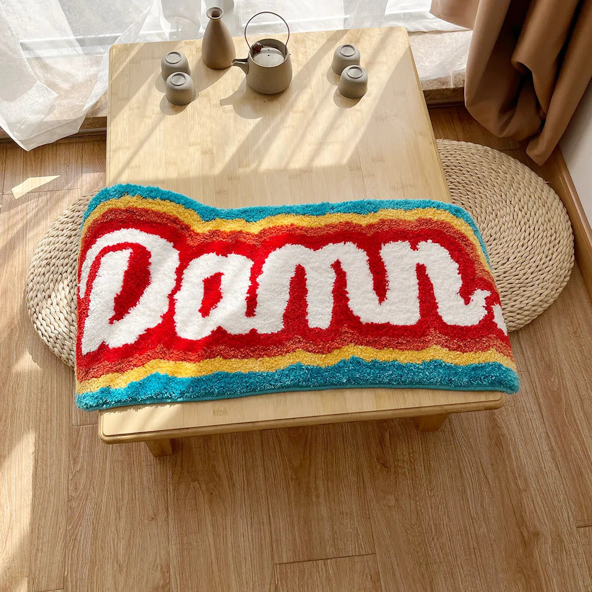 tapis lettre damn relief bordure colorée vintage pop art rouge blanc bleu jaune