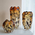 vase moderne opaques marbré taches noires marron noir beige décoration table arrangement floral
