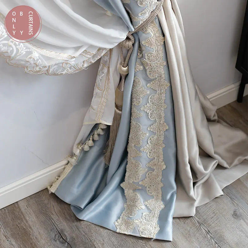 rideaux beiges bleu clair broderie blanche élégants translucides maison