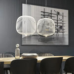 Effet d'éclairage de la suspension blanche dans un intérieur contemporain
