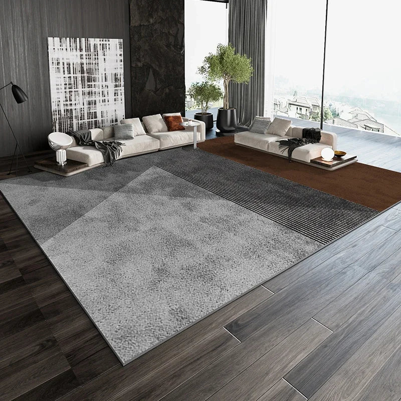 Superbe salon contemporain avec de grands canapés beiges, tapis gris et touches de décor naturel, offrant une vue panoramique sur l'extérieur.