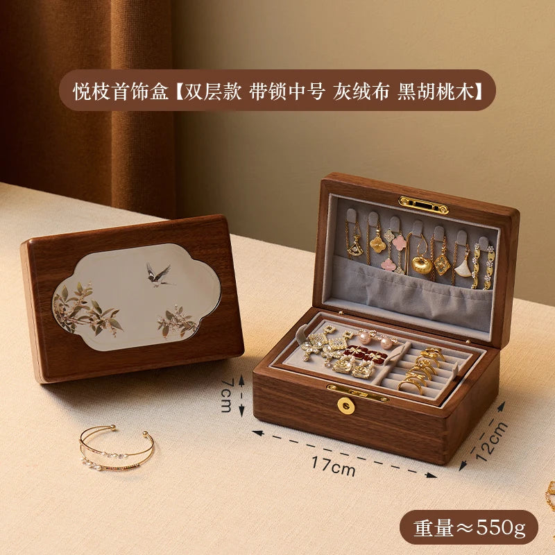 boîte bijoux bois foncé classique gravure fleurs bouton doré anneaux boucles oreilles bracelets tissu