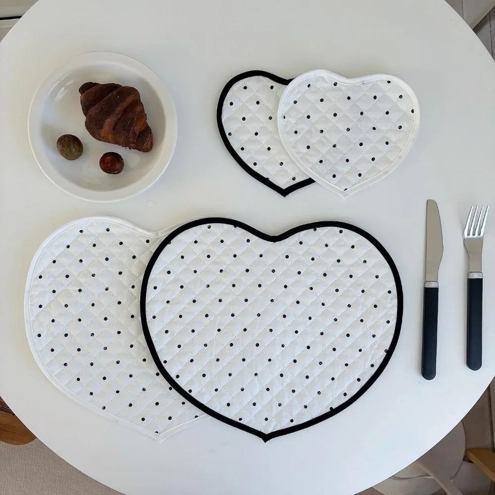 tapis table moderne blanc noir points quadrillés assiettes bols accessoires cuisine décoration photo