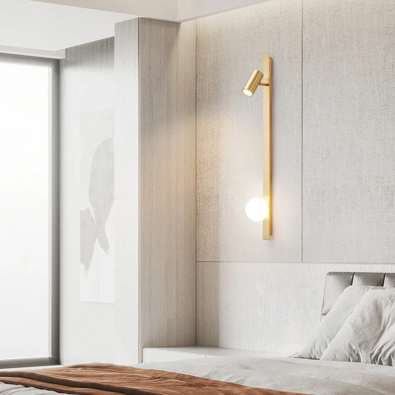 Lampe murale éclairant un coin lecture confortable dans une chambre