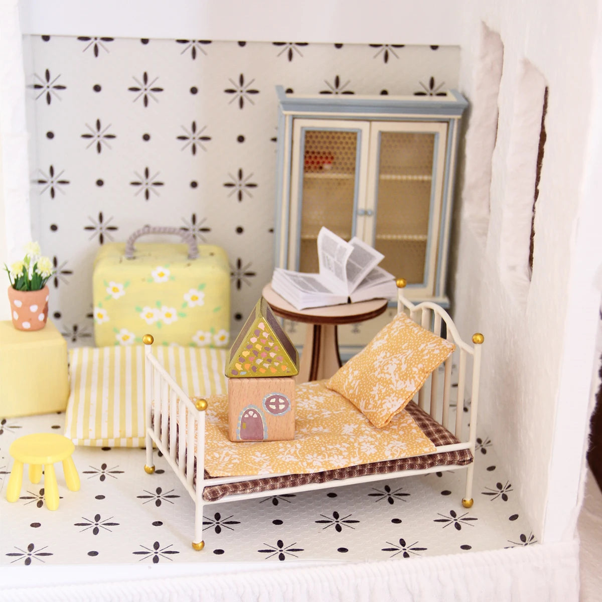 lit miniature fer couverture motifs floraux tapis figurine poupée armoire table valise coussins