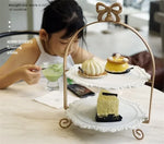 support desserts blanc doré vintage assiettes dentelle élégantes gâteaux crème glacée