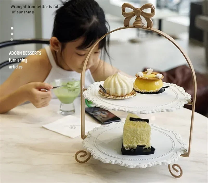support desserts blanc doré vintage assiettes dentelle élégantes gâteaux crème glacée